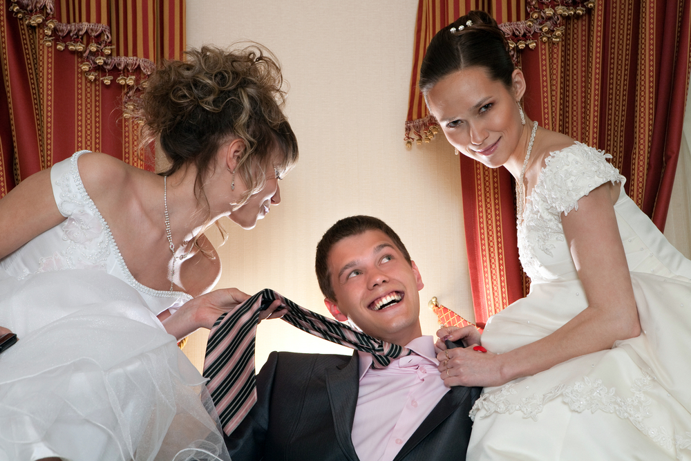 Невеста с подружками устраивают групповушку со свидетелем мужа